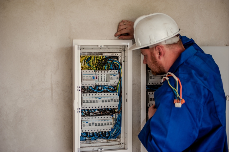 electricite-LA LONDE LES MAURES-min_electrician-2755683